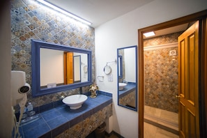 Habitació Deluxe, 2 llits dobles | Bany | Dutxa, articles de tocador gratuïts, assecador de cabells i tovalloles