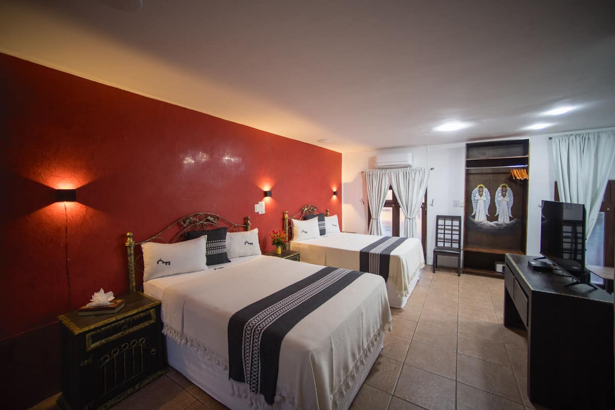 Deluxe kamer, 2 tweepersoonsbedden | 1 slaapkamer, een strijkplank/strijkijzer, gratis wifi, beddengoed