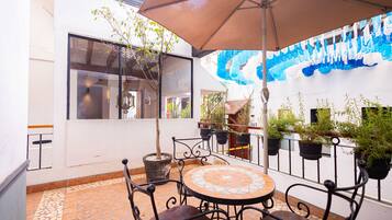 Deluxe Room, 1 King Bed | 1 bedroom, iron/ironing board, free WiFi, bed sheets