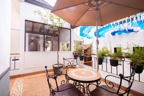 Deluxe Room, 1 King Bed | Iron/ironing board, free WiFi, bed sheets - Casa de los Frailes Hotel (Oaxaca)