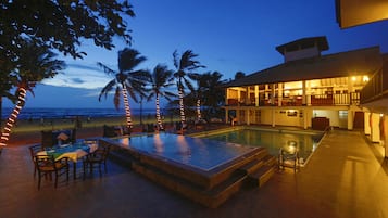 Een buitenzwembad en ligstoelen