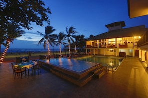 Alberca al aire libre y camastros