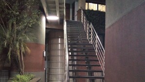 Una escalera con barandillas metálicas que conduce a una plataforma.