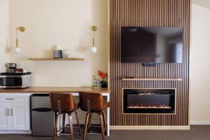 Bureau, espace de travail pour ordinateur portable, Wi-Fi gratuit