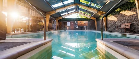 Indoor pool, sun loungers