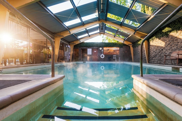 Piscine couverte, chaises longues