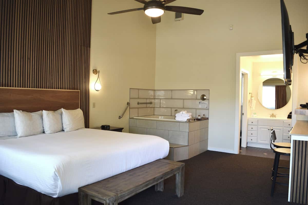 Deluxe Room | 1 bedroom, desk, laptop workspace, free WiFi