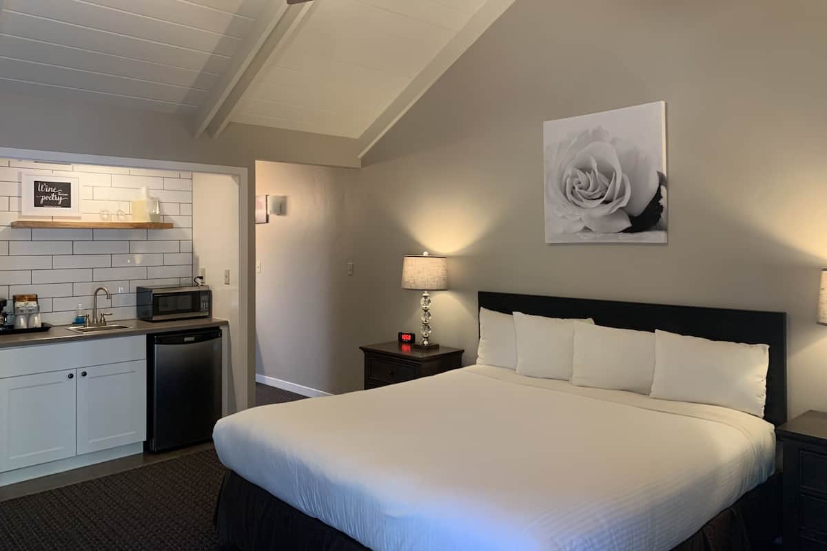 Superior Room, 1 King Bed | 1 bedroom, desk, laptop workspace, free WiFi