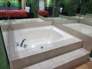 Habitació, 1 llit de matrimoni gran, banyera d'hidromassatge | Bany | Banyera, assecador de cabells i tovalloles 