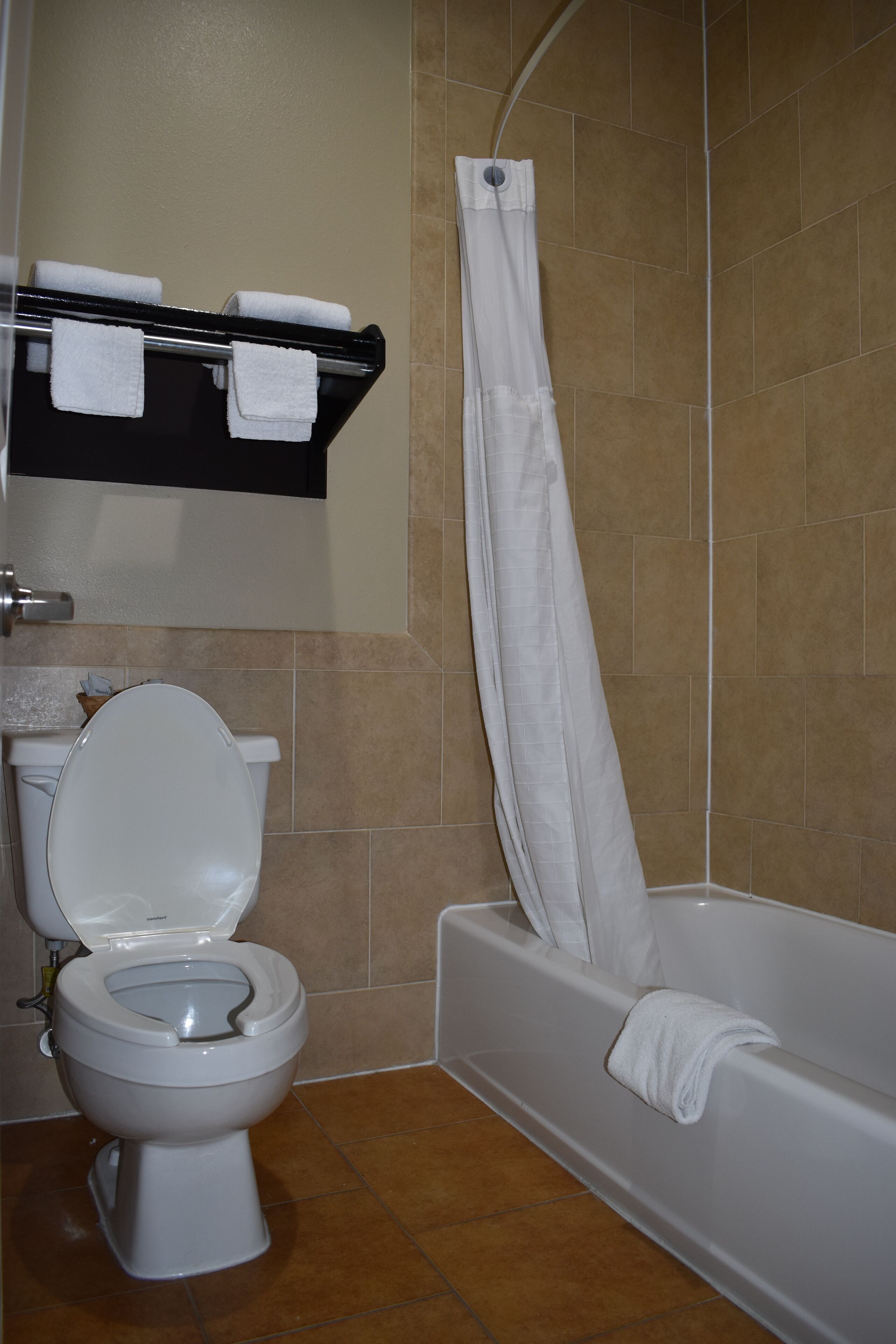 Baignoire, sèche-cheveux, serviettes fournies