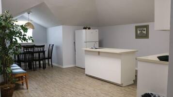Suite familiale | Cuisine privée | Réfrigérateur, four à micro-ondes, cafetière-théière