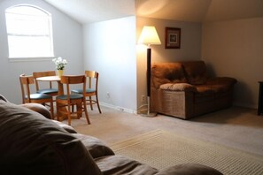 Honeymoon Suite, 1 Bedroom, Jetted Tub Upstairs Only (Room number 129) | Living area