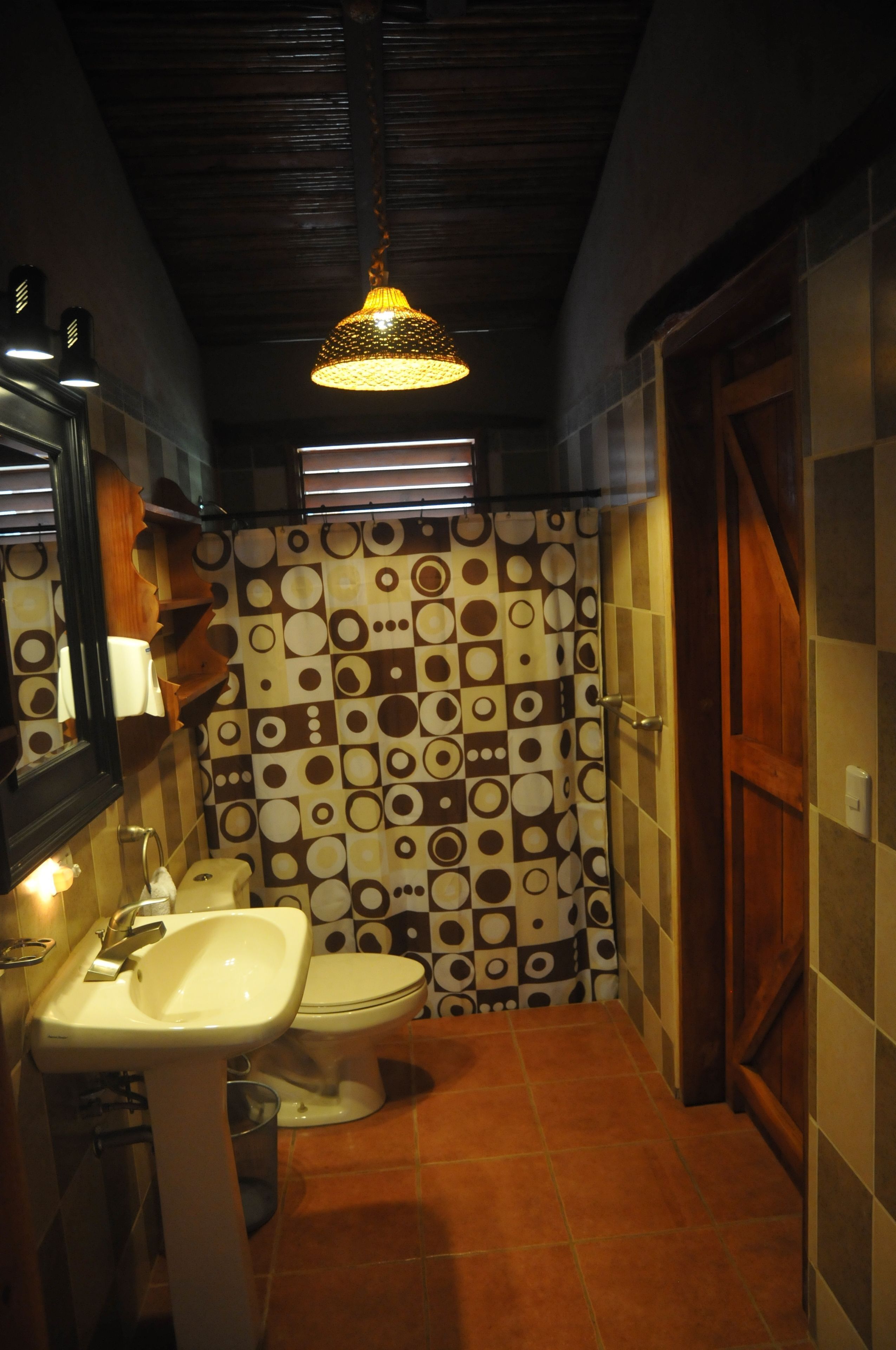 Salle de bain | Douche, articles de toilette (gratuits), serviettes fournies