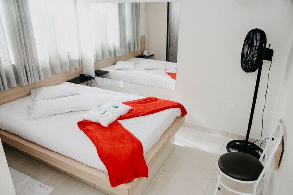 标准双人房 | 迷你吧、办公桌、遮光窗帘、熨斗/熨板