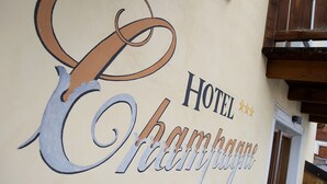 Een muur met de tekst 'Hotel Champeroux' en een decoratief ontwerp.
