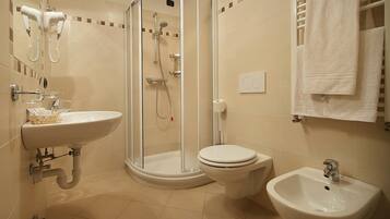 Set di cortesia gratuito, asciugacapelli, bidet, asciugamani