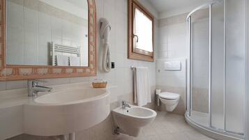 Artículos de tocador gratuitos, secador de pelo, bidet, toallas