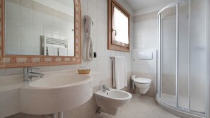 Articles de toilette gratuits, sèche-cheveux, bidet, serviettes fournies