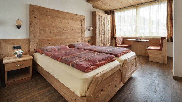 Zimmersafe, Schreibtisch, Babybetten, kostenloses WLAN