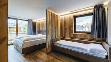 Habitación triple | Caja de seguridad en la habitación, escritorio y insonorización