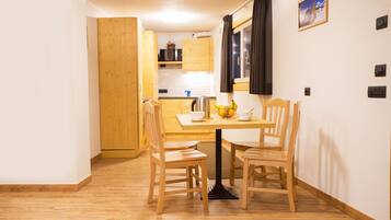 Apartamento, cozinha americana (4 people) | Cozinha privada | Chaleira elétrica