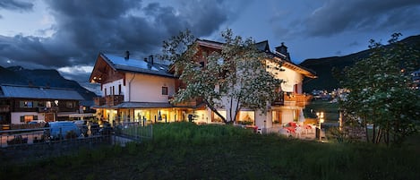 Fachada da propriedade à noite