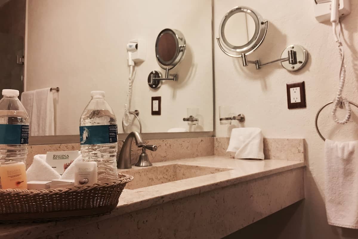 standard double room, 2 double beds | bathroom sink