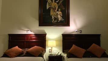 Standard Double Room, 2 Katil Kelamin (Double) | Meja, ruang kerja komputer riba, langsir/tirai gelap terus