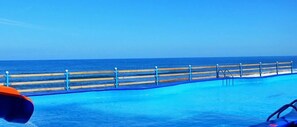 White sand, beach towels, kayaking - Hotel Partenon Beach (La Ceiba)