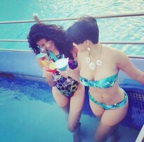 Una piscina al aire libre, sombrillas