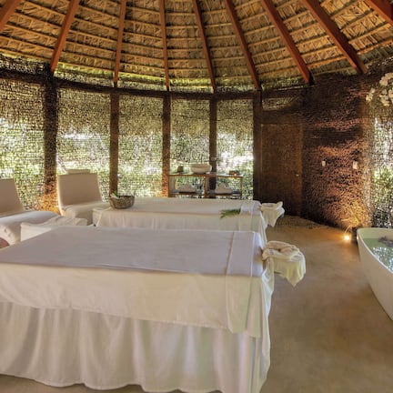 Couples treatment rooms, sauna, hot tub, steam room, body treatments