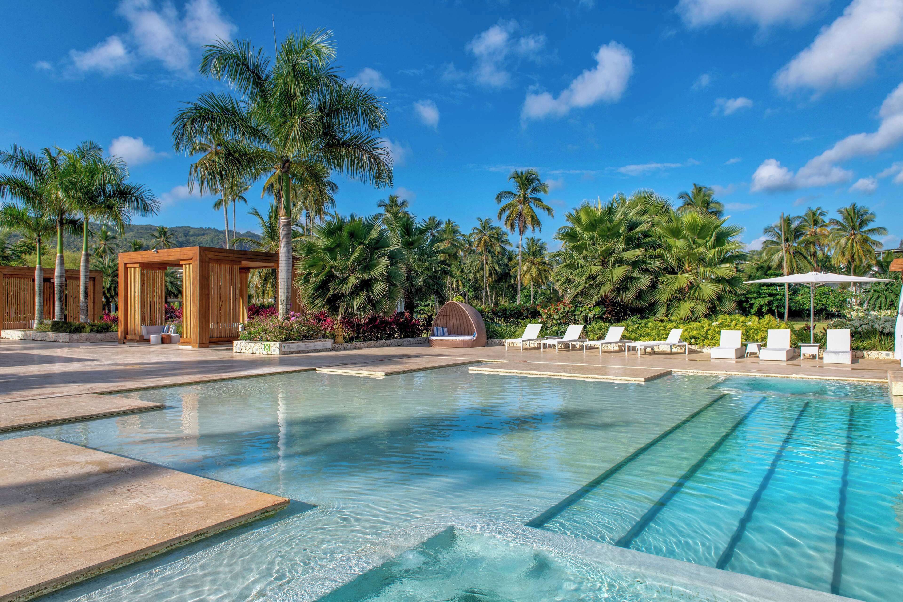 Una piscina al aire libre, camas de piscina gratis