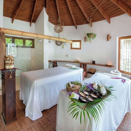 Couples treatment rooms, sauna, hot tub, steam room, body treatments