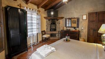 Double Room, Fireplace | Premium bedding, in-room safe, desk, cribs (free)