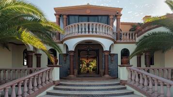 Vista frontal de la propiedad