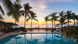 A pool with palm trees and a sunset view. - La Valise Los Cabos, Member of Small Luxury Hotels (Vinorama)