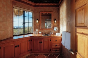 Casa Aqua | Bathroom | Shower, rainfall showerhead, free toiletries, hair dryer - La Valise Los Cabos, Member of Small Luxury Hotels (Vinorama)