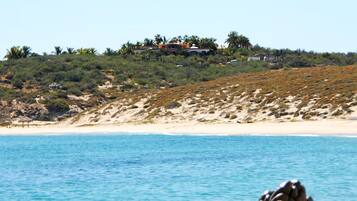 Accommodatie ligt op het strand, wit zand, parasols, strandlakens