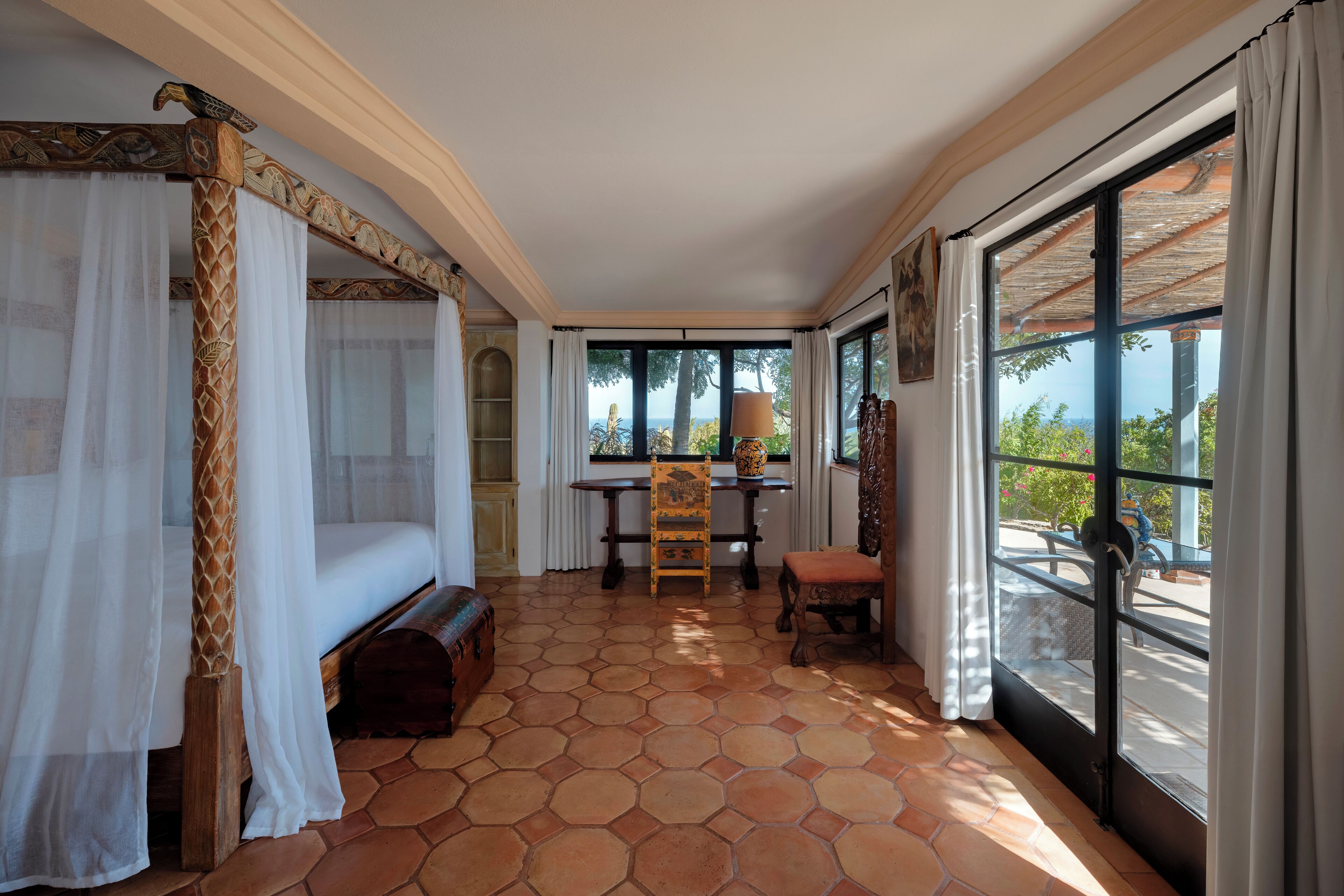 Casa Azul | Egyptian cotton sheets, premium bedding, memory foam beds, minibar