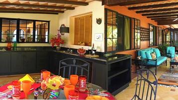 Penthouse panorámico, 1 habitación, cocineta, vista al océano | Cocineta privada | Cafetera y tetera