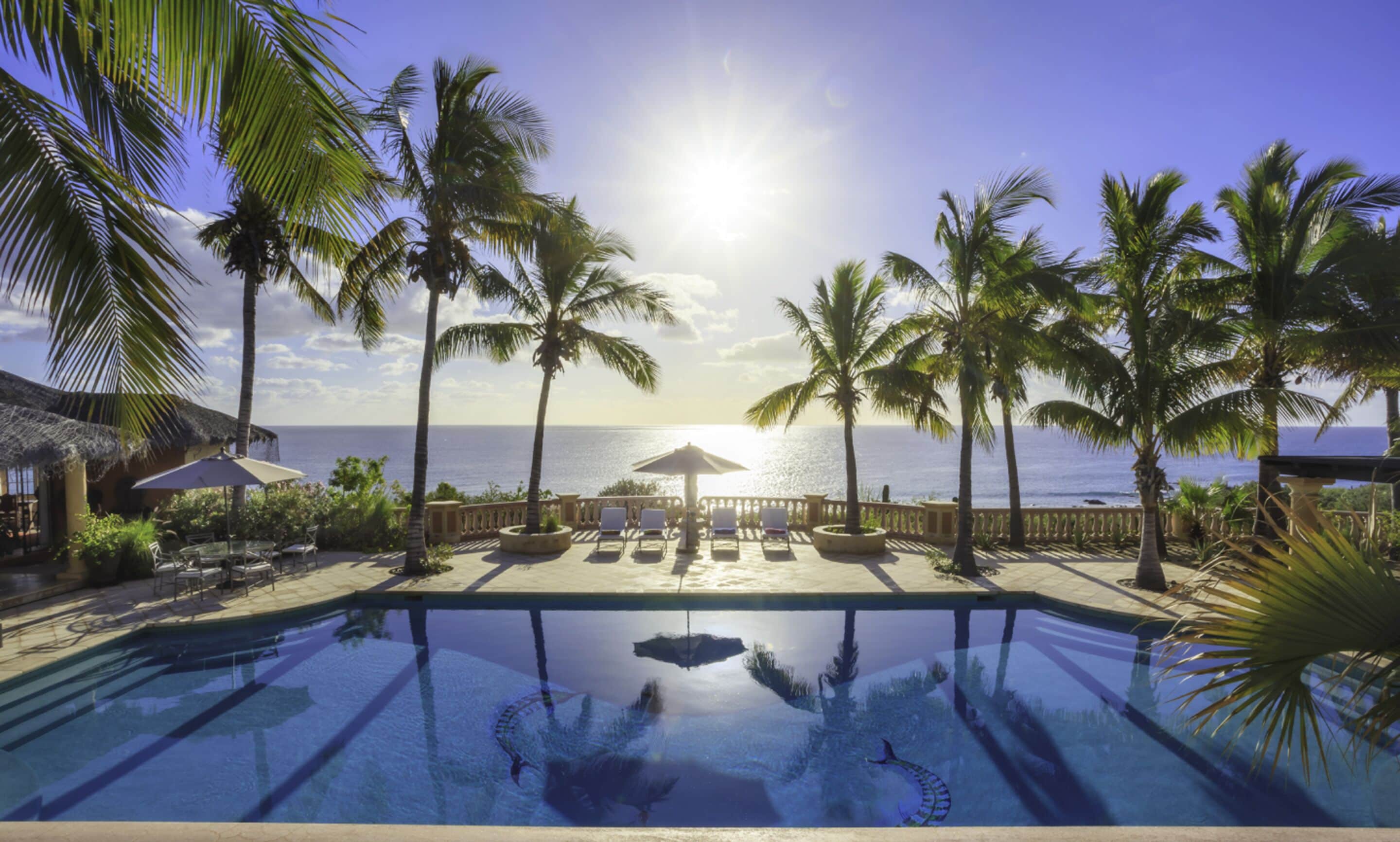 Alberca al aire libre y camastros 