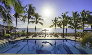 Outdoor pool, sun loungers - La Valise Los Cabos (Vinorama)