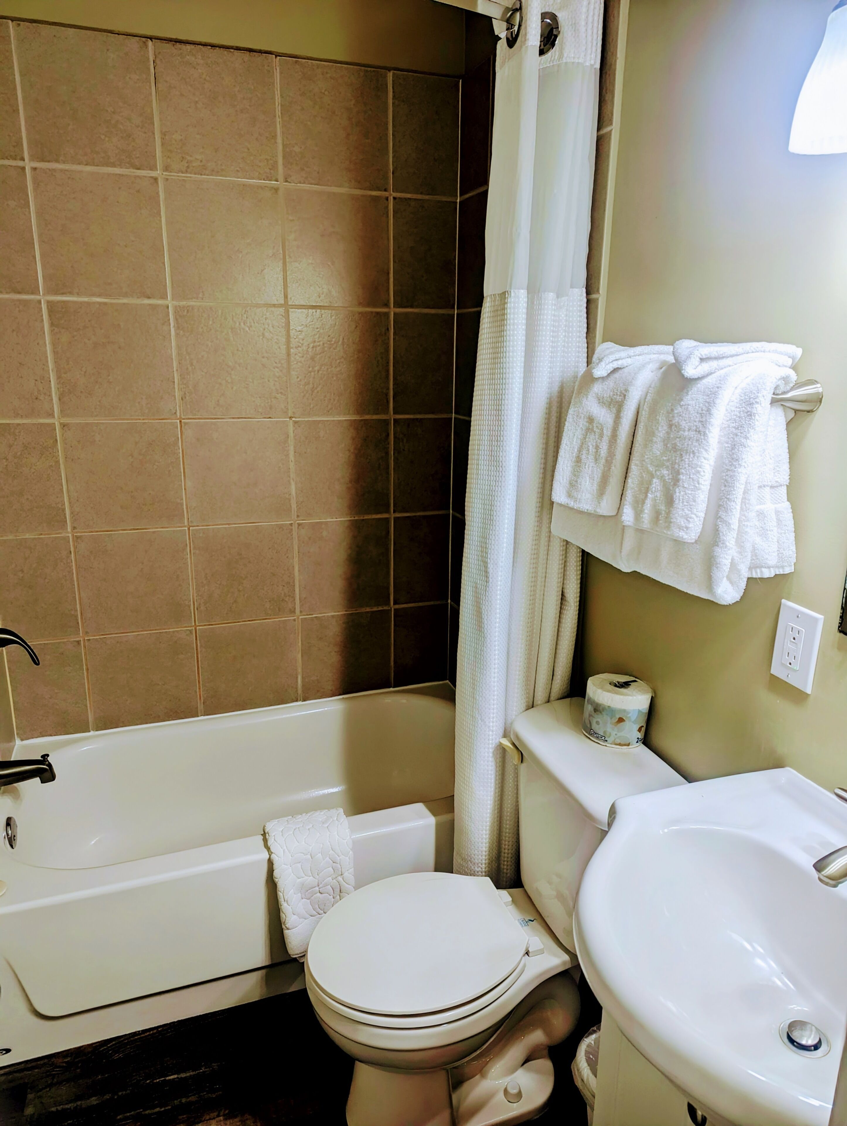 Une salle de bain avec une baignoire, des toilettes et un lavabo.