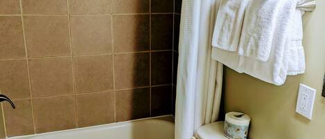 Un baño con bañera, inodoro y lavamanos.