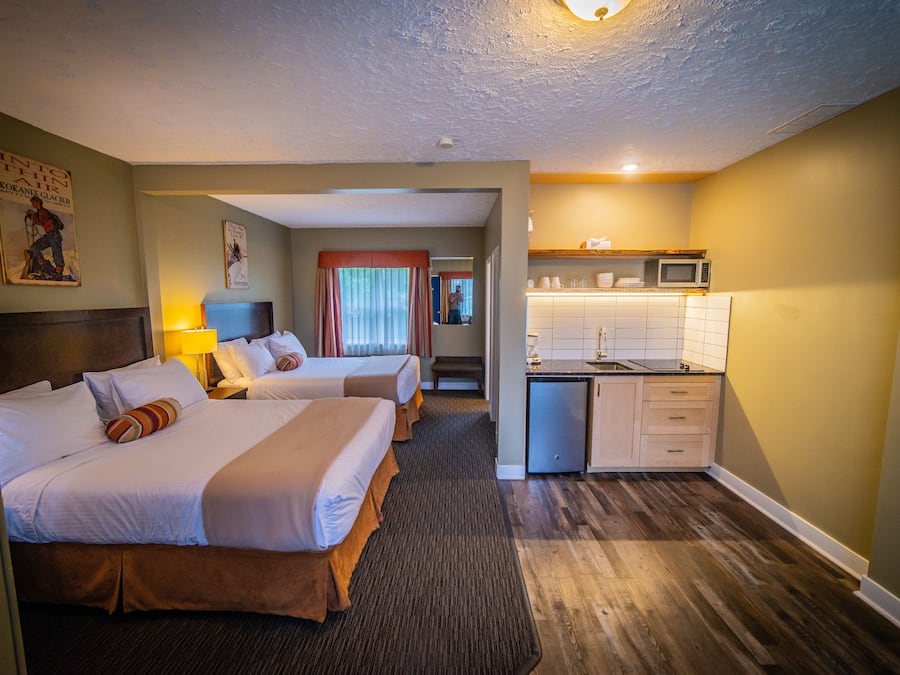 Deluxe vierpersoonskamer, 2 tweepersoonsbedden | Privékitchenette | Een minikoelkast, een microgolfoven, een koffiezetapparaat/waterkoker