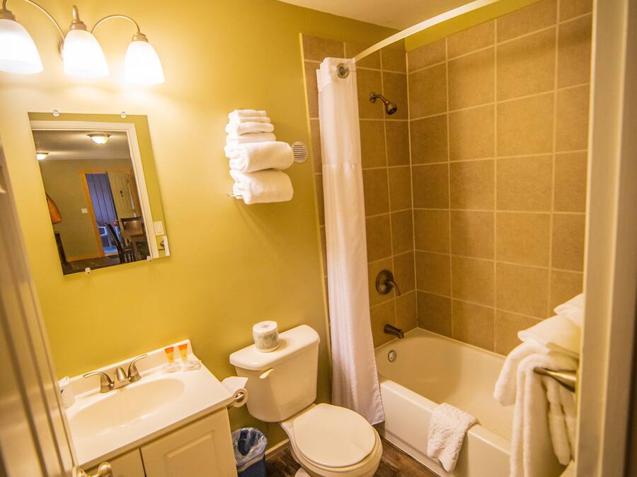 A bathroom with a toilet, sink, and bathtub.
