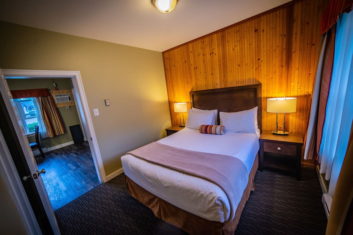Kitchen Suite 1 | 1 bedroom, hypo-allergenic bedding, iron/ironing board, free WiFi