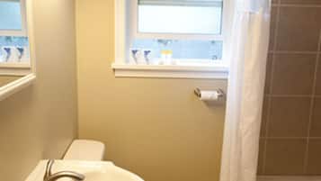 Un baño con lavamanos, inodoro y bañera.