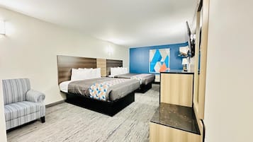 Superior-værelse (2 Queen Beds, 2nd Floor) | Skrivebord, mørklægningsgardiner, strygejern/strygebræt, gratis Wi-Fi