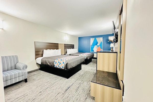 Superior-Zimmer (2 Queen Beds, 2nd Floor) | Schreibtisch, Verdunkelungsvorhänge, Bügeleisen/Bügelbrett